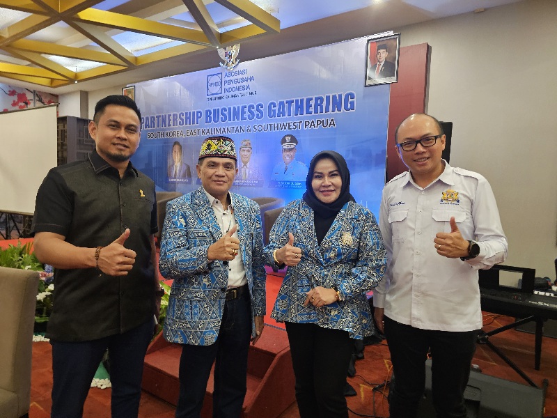 Ketua APINDO Kaltim Abriantinus bersama Ketua Iwapi, Hj. Ernawaty, Ketua Kadin Balikpapan, Noval Isfinani, dan Pengurus HIPMI Kaltim, Siddik Amirullah.