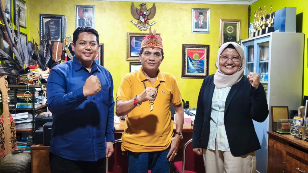 Ketua DPP APINDO Kaltim, Dr Abriantinus, SH, MA bersama dua hakim adhoc terpilih