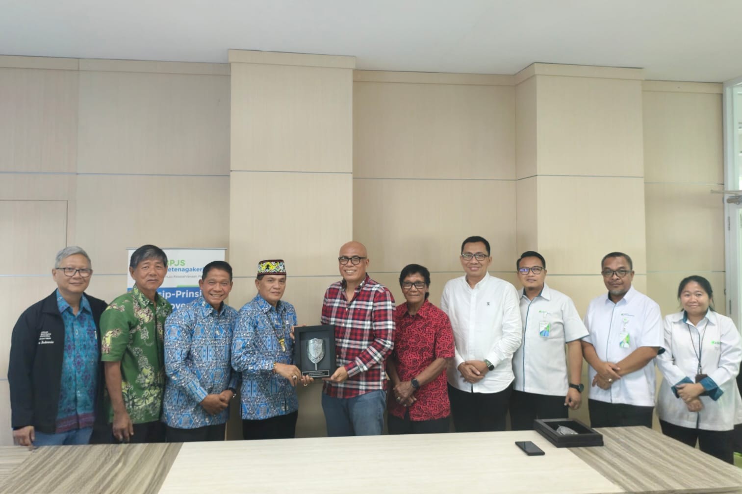 Ketua DPP APINDO Kaltim, Dr Abriantinus SH, MA didampingi pengurus, menerima cenderamata dari Anggota Dewas, Sumarjono Saragih.