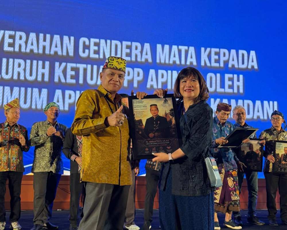 Ketua DPP APINDO Kaltim menerima cinderamata dari Ketua DPN APINDO, Shinta Widjaja Kamdani.